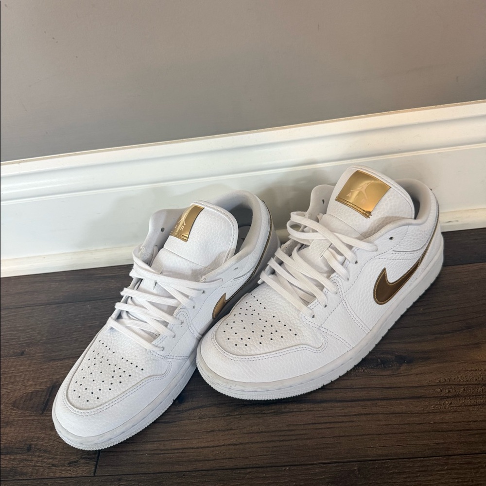 Nike women’s Jordan’s gold and white size 9
